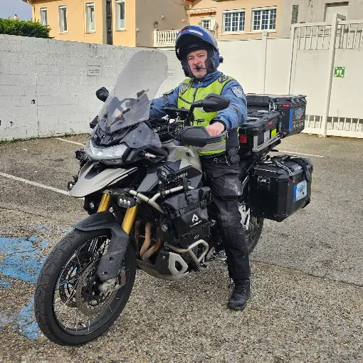 Le dépanneur RDS équipé sur sa moto d'intervention avec ses valises d'outillage